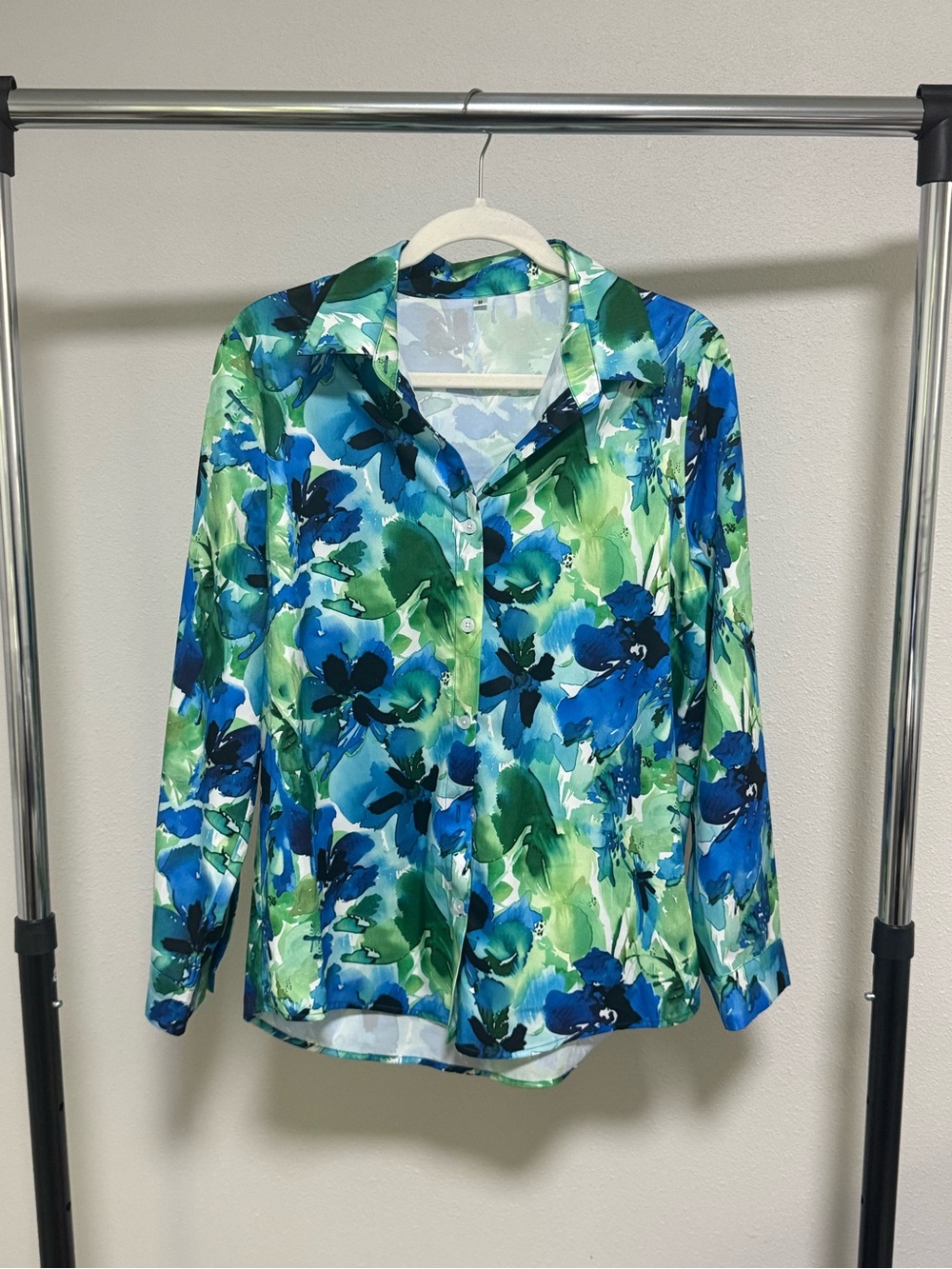 Abstract Floral Button-Down Blouse - LIKE NEW ✨